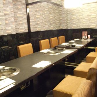 This is a private room for a medium number of people.The high backs of the chairs allow you to relax and enjoy your meal.