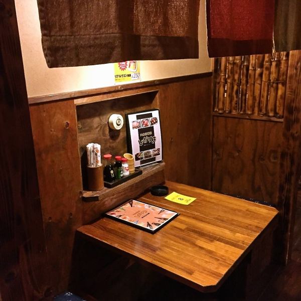 【Couples Seat】 It is convenient for dating with two persons and meal use! Because there is a partition, I am pleasant without worrying about surroundings.