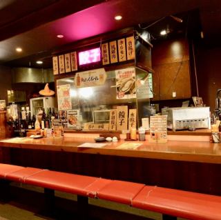 カウンター席限定の激安セルフ飲み放題あり！！カップル、お友達同士で近くでゆっくりお話がしたい時におすすめのお席です◎オープンキッチンになっているのでお料理の様子も見ることができますよ♪