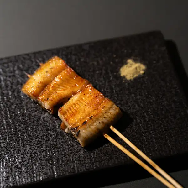 【こだわりの逸品】ふっくらと焼き上げた浜名湖産うなぎの串焼きは当店のおすすめ!お酒との相性も抜群◎