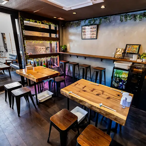 団体様・大型宴会は最大20名様で承ります◎店内はテーブル席やテラス席を組み合わせてレイアウトできる柔軟さが魅力。会社の集まり・打ち上げ・仲間とのパーティーなど多彩なシーンに対応可能。落ち着いた雰囲気の中、こだわりの料理とともに楽しい時間を。レイアウト変更も相談でき、用途に合わせて心地よく過ごせます。