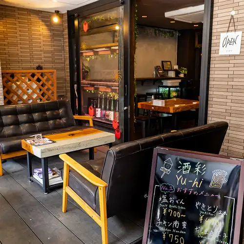 <p>当店は落ち着いた雰囲気で、宿泊施設の近くという立地なので観光で訪れたお客様や外国の方にも人気。小規模から中規模の宴会や昼飲みにも対応し、平日はカフェ営業も予定。お祝いサプライズにも対応可能で、幅広いシーンで活躍します。観光や出張の合間にも立ち寄りやすく、落ち着いて飲食を楽しめます。気軽に使える一軒。</p>