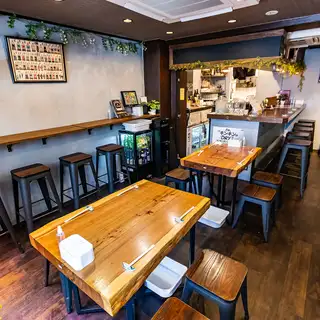 4名掛けテーブルのお席を2席ご用意しております!となりのテーブルとあわれば8名様や10名様での宴会も可能です◎ご予約お待ちしております!