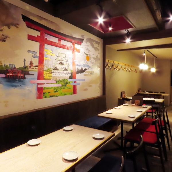 落ち着く焼き鳥屋の店内は、温かみのある柔らかな照明が心地よい空間を演出。ゆったりとした時間が流れます。友人や家族との会話を楽しみながら、焼きたての美味しい焼き鳥を味わう特別なひとときをお過ごしください。
