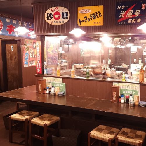 한 분도 환영합니다! 조리장을 둘러싸는 카운터 석을 준비 ♪ 회사 돌아가는 바삭 바삭한 술과 어깨를 나란히 앉고 싶은 데이트 등에도 딱!