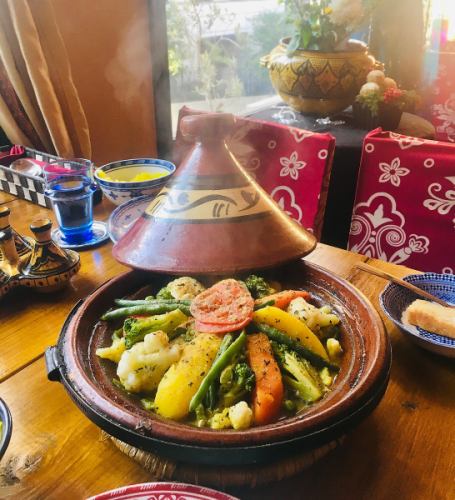 タジン（モロッコの無水鍋）／お野菜とお肉（お魚バージョンあり）を大胆に積み上げ、スパイスで調理！