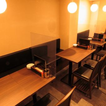 たこ焼きを店内でゆっくりお召し上がりいただけるよう、テーブル席がございます。ちょっと一息の軽食や仕事帰りの飲み会にも◎