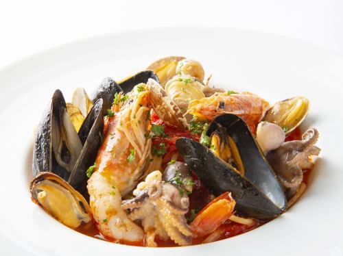 Pescatore with plenty of seafood (Bianco/Rosso)