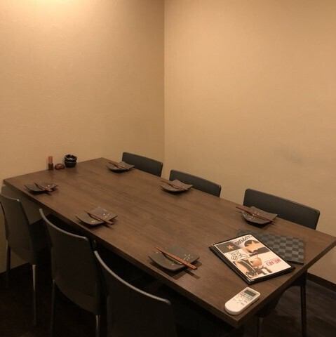 女子会や誕生日でのご利用も大歓迎。広々としたテーブル席で、仲間と賑やかに楽しめる空間をご用意しています。お客様に喜んでいただけるよう、スタッフ一同で丁寧なサービスを心がけております。宴会や集まりの場として、思い出に残る時間をお過ごしいただけるよう全力でお手伝いします！