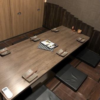 掘りごたつの半個室は、リラックスできる空間で心地よいひとときを提供します。足を伸ばして、友人や家族とゆったりとした会話を楽しみながら、美味しい料理をお召し上がりください。