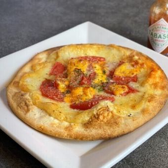 トマトと3種のチーズピザ