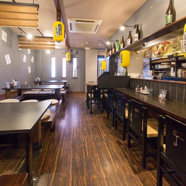 【お一人様歓迎◎】お仕事帰りや自分へのご褒美に、気兼ねなく過ごせるカウンター席はいかがでしょうか♪スタッフとの会話を楽しみながら、目の前で仕上がる料理を堪能できるのは特等席ならではの魅力。落ち着いた雰囲気の店内は、デートでのご利用にも最適です。ゆったりとした時間をお過ごしください。