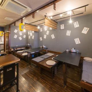 6名テーブル×３席ございます。