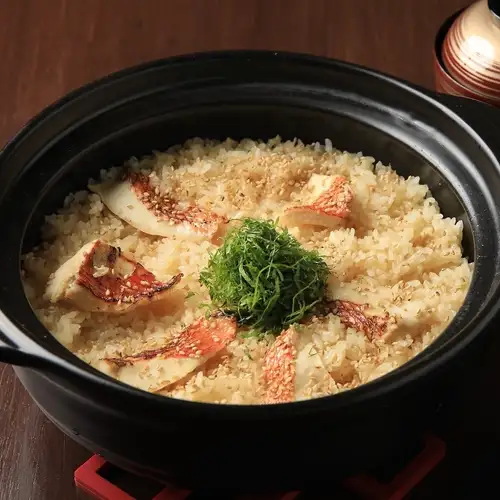 旬の鮮魚と厳選食材を活かした創作割烹。会席料理や土鍋ご飯で四季の味覚を堪能できる上質なお店