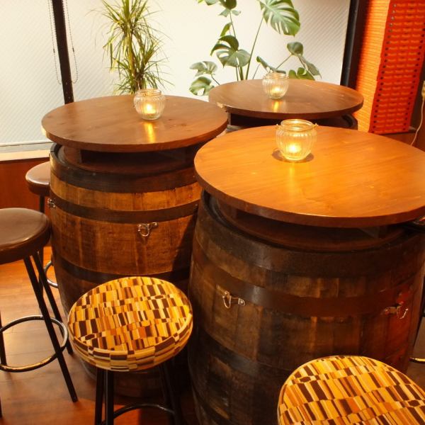 [Slightly fashionable barrel table ★ The layout can be changed according to the number of people.] We are trying to create a bright atmosphere so that you can enjoy our pizza, which we are proud of, at any time.We also offer cheap and easy meals that are the original of Neapolitan pizza, so please enjoy it.《All-you-can-eat, banquet, Akasaka, all-you-can-drink》