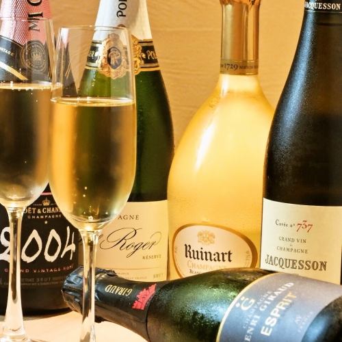Various kinds of alcohol with high quality such as champagne are prepared ◎