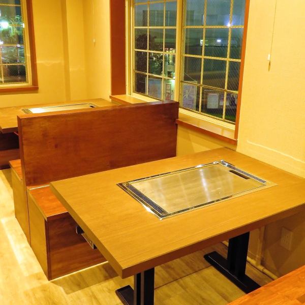 【テーブル席】少人数向けのテーブル席。目の前の鉄板で調理され、あつあつを楽しめるのも魅力のひとつ♪テーブル席は事前のご予約がオススメ★