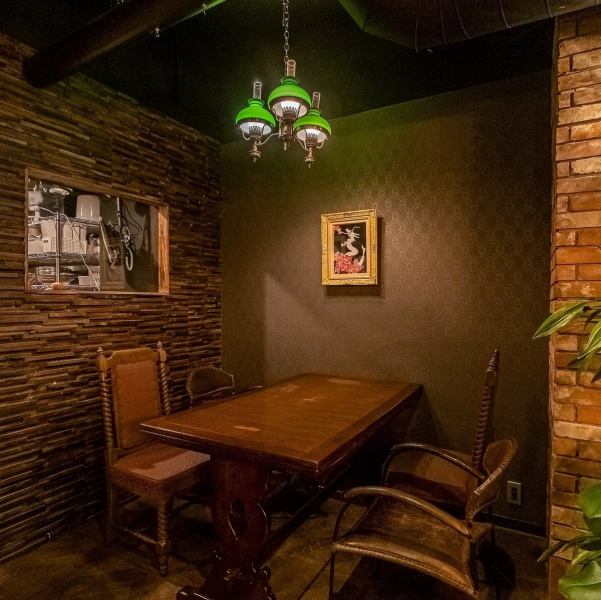 The walls and chairs are also brown to match the wood-grained table, but the materials are various, such as leather and stone.It is strange that the chairs are not all right, but they have the common feature of "feeling elegance", which makes them look fashionable rather than uncomfortable.The chic and calm atmosphere is perfect for not only dates but also girls-only gatherings and small dinner parties.