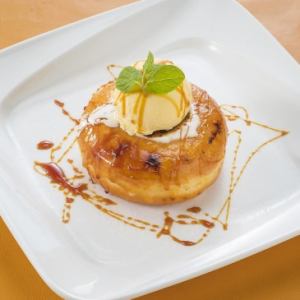 Brulee donuts with ice cream