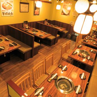 [4至6人] Tokuryu的受歡迎的餐桌座位☆一個讓想要珍惜氣氛的顧客滿意的空間。店內的間接照明和燈光營造出溫馨的氛圍，請慢慢度過。我們還有許多很棒的自助餐課程。