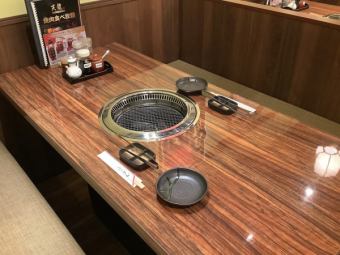 [Charcoal-grilled Yakiniku Tokuryu] The restaurant has a stylish interior.The warmth of the wood grain creates a homely atmosphere♪The air conditioning that does not retain odors is a nice touch☆Please relax in the comfortable "Tokuryu".An open space that can be reserved for yakiniku (grilled meat).