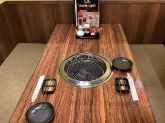 [Charcoal-grilled Yakiniku Tokuryu] The restaurant has a stylish interior.The warmth of the wood grain creates a homely atmosphere♪The air conditioning that does not retain odors is a nice touch☆Please relax in the comfortable "Tokuryu".