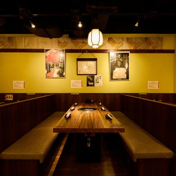 【4～8名様】徳龍人気のテーブル席☆雰囲気を大切にしたいお客様に嬉しい空間です♪♪プライベート感も十分☆4～8名様程度の接待利用などにもオススメの空間です。間接照明や暖かな雰囲気を演出する店内のライトです、ごゆっくりとお過ごし下さい。お得な食べ放題のコースも多数取り揃えております。