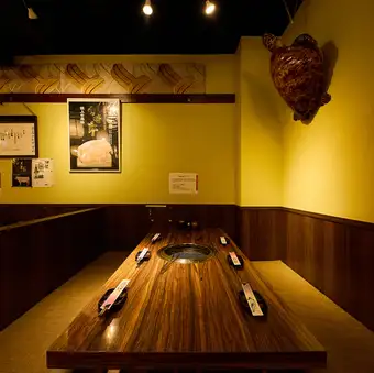 【1～4名様】『徳龍』は新宿西口のアットホームな内装のお店。木目の温もりがアットホームな雰囲気を演出♪匂いが付きにくい空調も嬉しい心遣い☆デートや親しいご友人との飲み会でのご利用も大歓迎！！店内は比較的広く快適な造りとなっておりますのでプライベートな楽しい時間を気兼ねなくお過ごし頂けます。