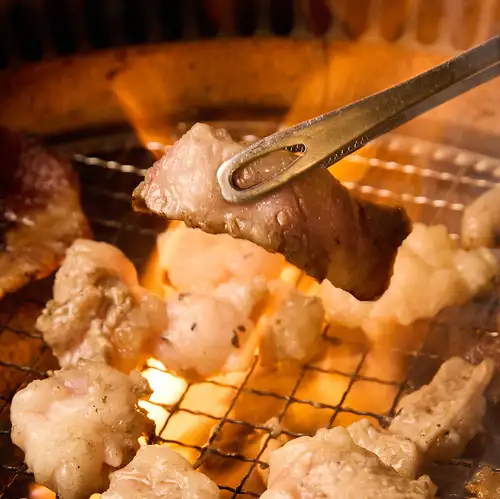 【炭烤特龍牛肉】我們提供高品質的日本黑毛牛肉，並提供無限自助餐選擇☆