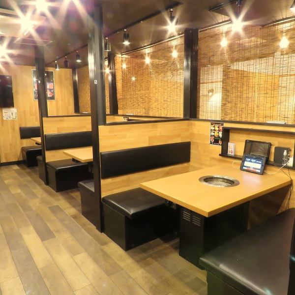 【全席小型TV＆モバイルオーダー完備】暖かな照明と木のぬくもりを感じられる、清潔感のある店内。全席にモバイルオーダー兼小型TVモニターを完備しており、スポーツなどの観戦もお楽しみいただけます。当店が誇る最高級和牛の贅沢な味わいを堪能しつつ、ゆったりとお寛ぎいただきながら特別なひとときをお過ごしください。