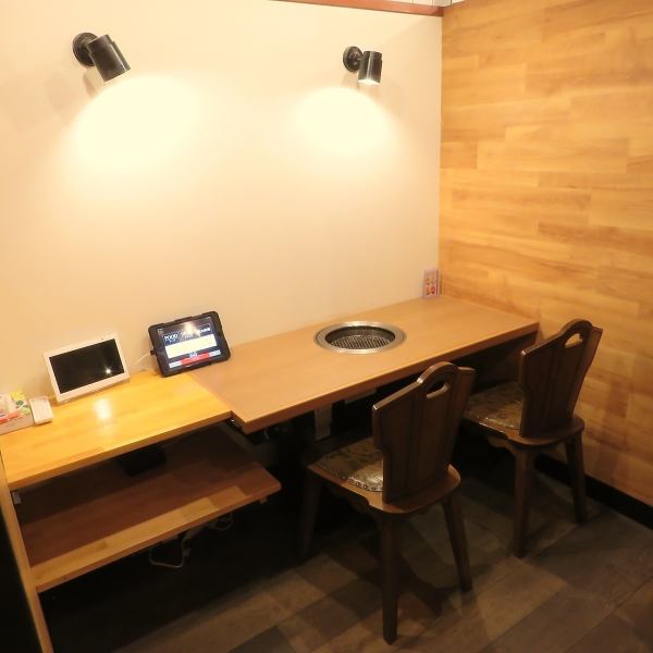 【2名用半個室あり】2名様でご利用いただける半個室風のお席がございます。スタイリッシュかつ暖かみのある店内の雰囲気は、デートシーンにもピッタリです。「特別な記念日を焼肉でお祝い」等など、皆様のご利用をお待ちしております。なお、人気席のため満席の場合はご了承ください。※飲み放題ではご利用不可となります。