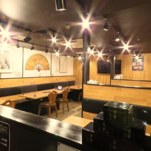 【深夜3時迄営業中！】木目調の落ち着く雰囲気の店内は、宴会、デート、記念日など様々なシーンにぴったり。なんと深夜3時まで営業しており、厳選して仕入れる最高級の焼肉をいつでも味わえるのが嬉しい。1階38席、2階20席で席間隔は広めに確保しております。※ラストオーダー深夜2時半