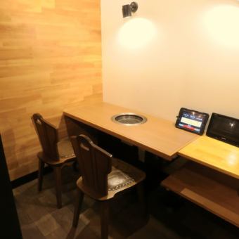 【2名用半個室あり】2名様でご利用いただける半個室風のお席をご用意！暖色の照明と木目調のインテリアで暖かみに溢れる店内は、恋人との記念日デートや女子会にもぴったりです。周りを気にせずゆっくりお食事を楽しめます。人気席のため満席の場合はご了承ください。※飲み放題ではご利用不可となります。