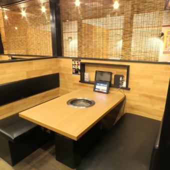 ソファー席のご用意もございます！暖かな照明と木のぬくもりを感じる雰囲気の中、ゆっくりとお寛ぎいただけます。全席にモバイルオーダー兼小型TVモニターを完備しており、ご注文もしやすく、更にスポーツなどの観戦も可能◎友人、同僚、家族、恋人などとご一緒に様々なシーンでご利用くださいませ！