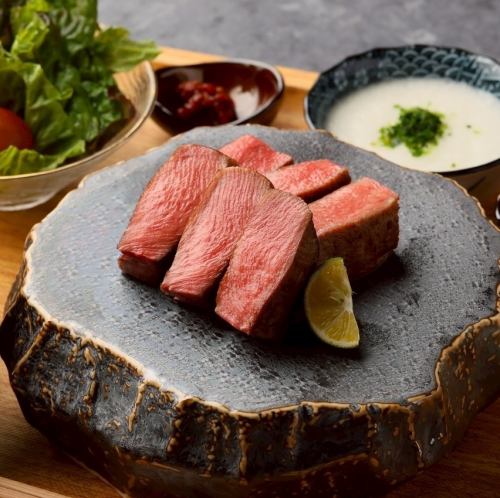 ランチ限定の【厚切り贅沢牛タン定食】