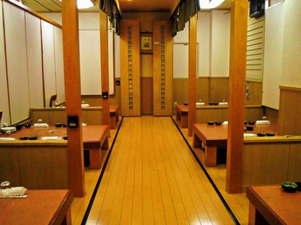 【Osaki】 There is a spacious interior in the shop.Each table in the shop can be used as a single room feeling, so there are partitions, so you can enjoy it without worrying about the surroundings.We are also accepting banquets for large groups!
