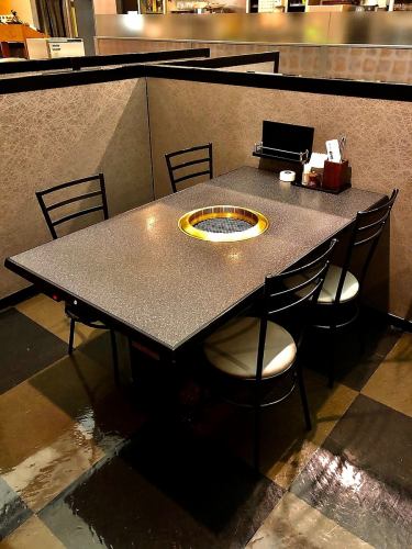 Seats for 4 people.There is a partition so you can eat without worrying about the customers next door.