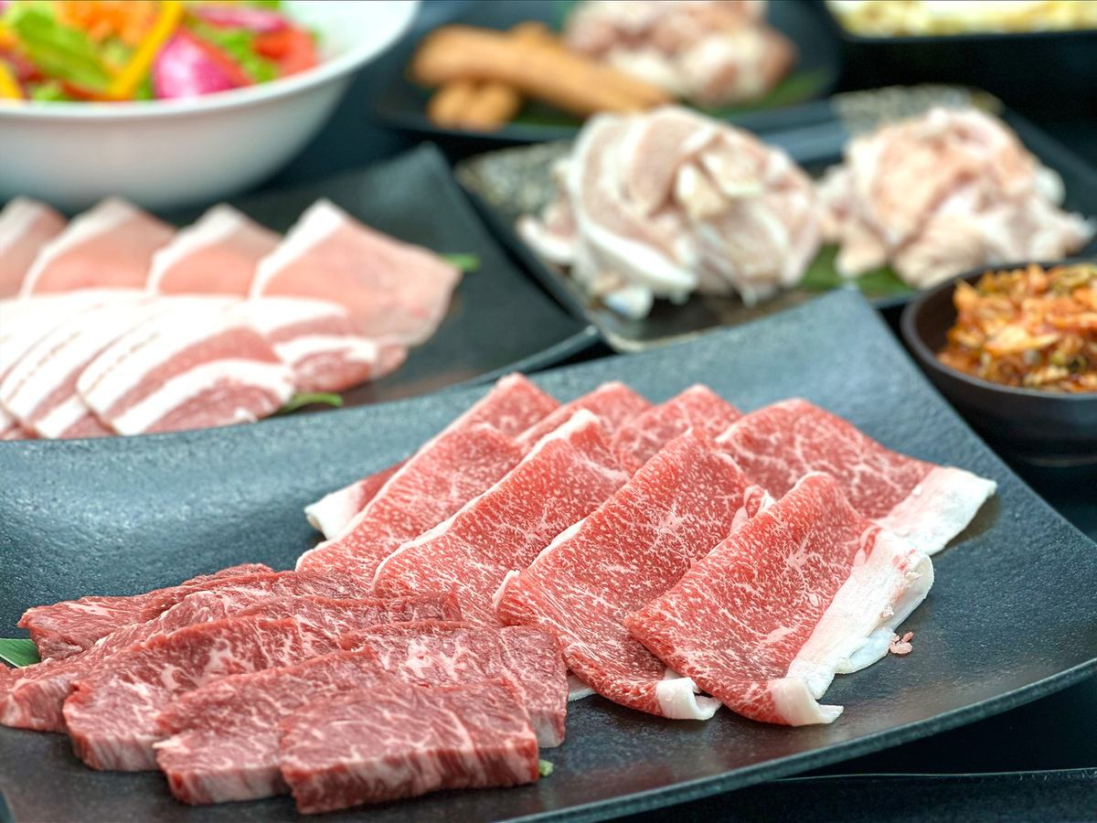 Weekday-only family yakiniku plan now available! With a total of 1.2kg of meat, you're sure to be very satisfied!