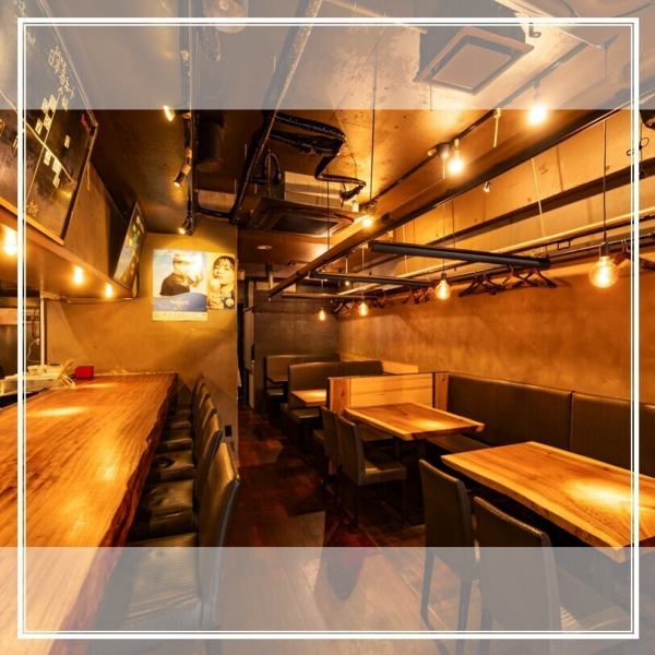 無垢板をたくさん使った温もりを感じる空間のため、様々なシーンにご利用いただけます。サクッと飲みたい1名様ならカウンター席。テーブル席では3名様から12名様にてご利用いただけます。店内最大３２名までご利用可能で、宴会利用も可能です◎