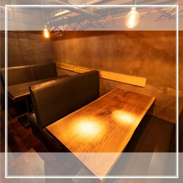 ウェンジという外材の無垢板を使用したテーブル席は３名から６名でお座りいただくことが可能です。テーブルごとに仕切り、半個室としてご利用いただけます。様々な用途にて心地良いひと時をお過ごしください。