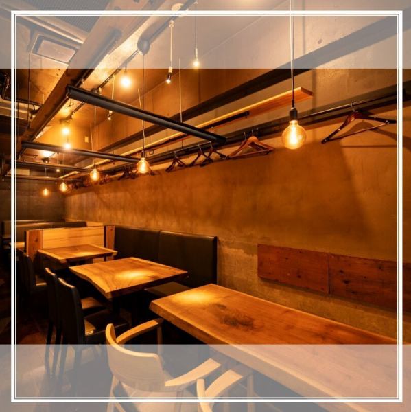 テーブル席にはたくさんお料理もお飲み物も置けるため大人数でも快適です！プライベート感のあるテーブル席は少人数でのご宴会に最適です。連結して12名様ご着席可能です。