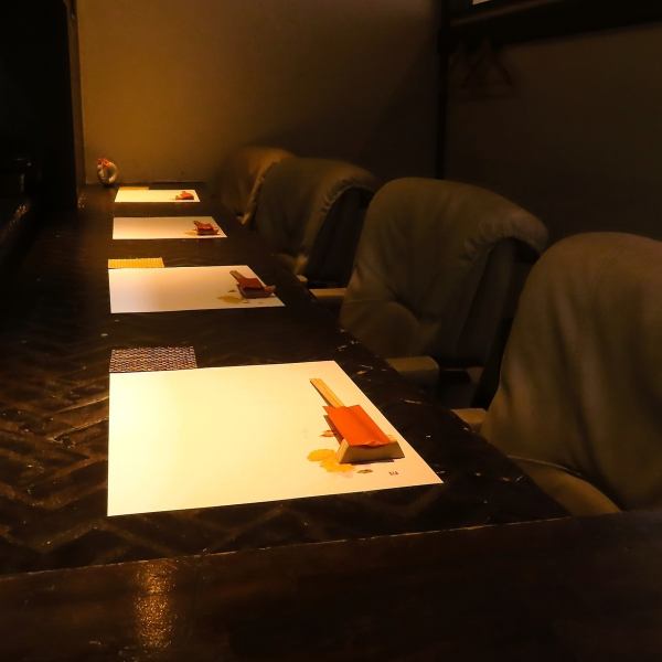 一人飲みからデート、宴会や法事まで色々なシーンで利用できる温かい空間です。堅苦しくない雰囲気で、カウンターでは気さくな大将と話しながら旬の料理を楽しめます。普段使いにもぴったりです♪気軽に立ち寄れて、お祝いの席でも落ち着いて過ごせる工夫を散りばめています。お客様それぞれの時間を大切にしていますよ◎