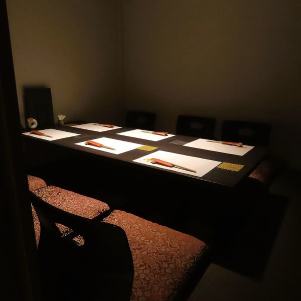 個室で周りの目を気にせず、ゆっくりと特別なひとときをお過ごしいただけます。板前夫婦がその日のおすすめ食材を見極め、丁寧に下ごしらえした心のこもったお料理をご提供。素材の魅力を最大限に引き出した、心に届く和食料理を味わえる贅沢な空間です。落ち着いた個室で、より深くお食事を楽しみたい方にもおススメ◎