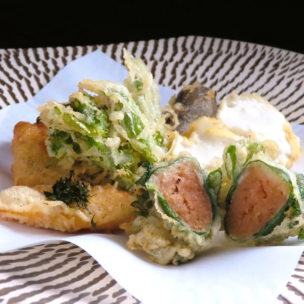 単品から気軽に頼めて、盛り合わせは税込1,320円。自家製素材を使ったオリジナル天ぷらも楽しめます♪