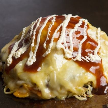 [Popular among women] Tomato and cheese ball 1,177 yen (tax included) / A new type of okonomiyaki with melted cheese and fresh tomatoes