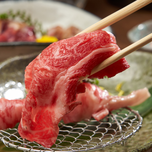 There are plenty of carefully selected meat dishes such as A4 grade Niigata Wagyu beef sirloin sushi!