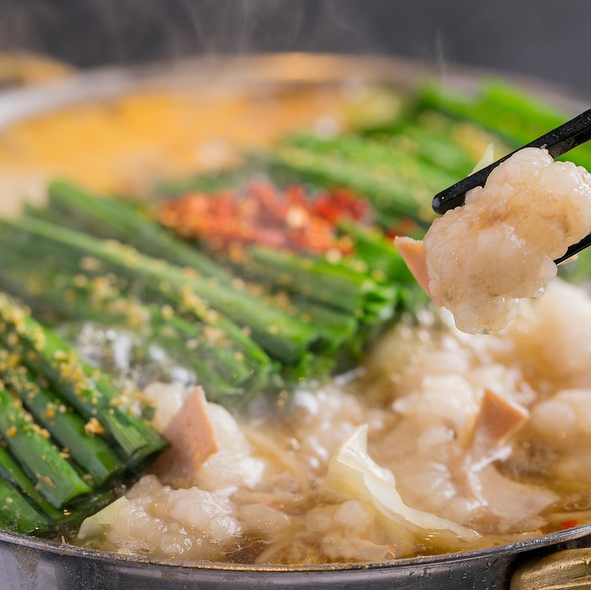 福岡発祥のもつ鍋の名店!絶品もつ鍋と熊本直送の馬刺しもぜひ♪