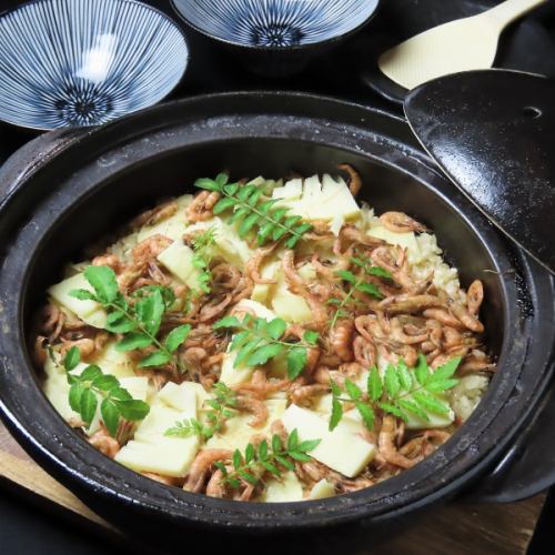 Bamboo shoots and shrimp in clay pot
