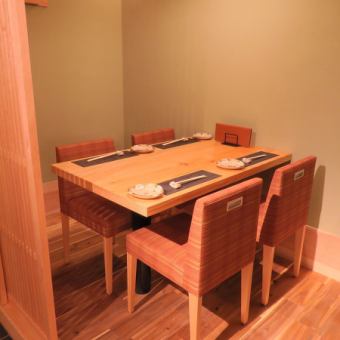 Ideal for entertaining.The table seat private room can be used by 2 to 4 people.