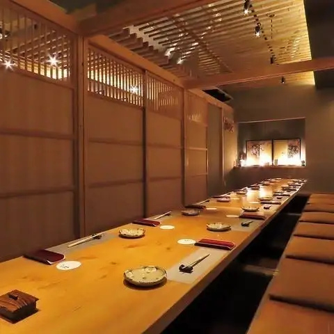 [Private room with sunken seating | 8-12 people] A Japanese modern private room where conversation flows easily at a comfortable distance.By combining two sunken seating areas, we can accommodate gatherings of up to 12 people.The soft lighting creates a charming atmosphere where you can relax without worrying about your feet.Please feel free to use this service for important occasions such as entertaining guests or family gatherings.